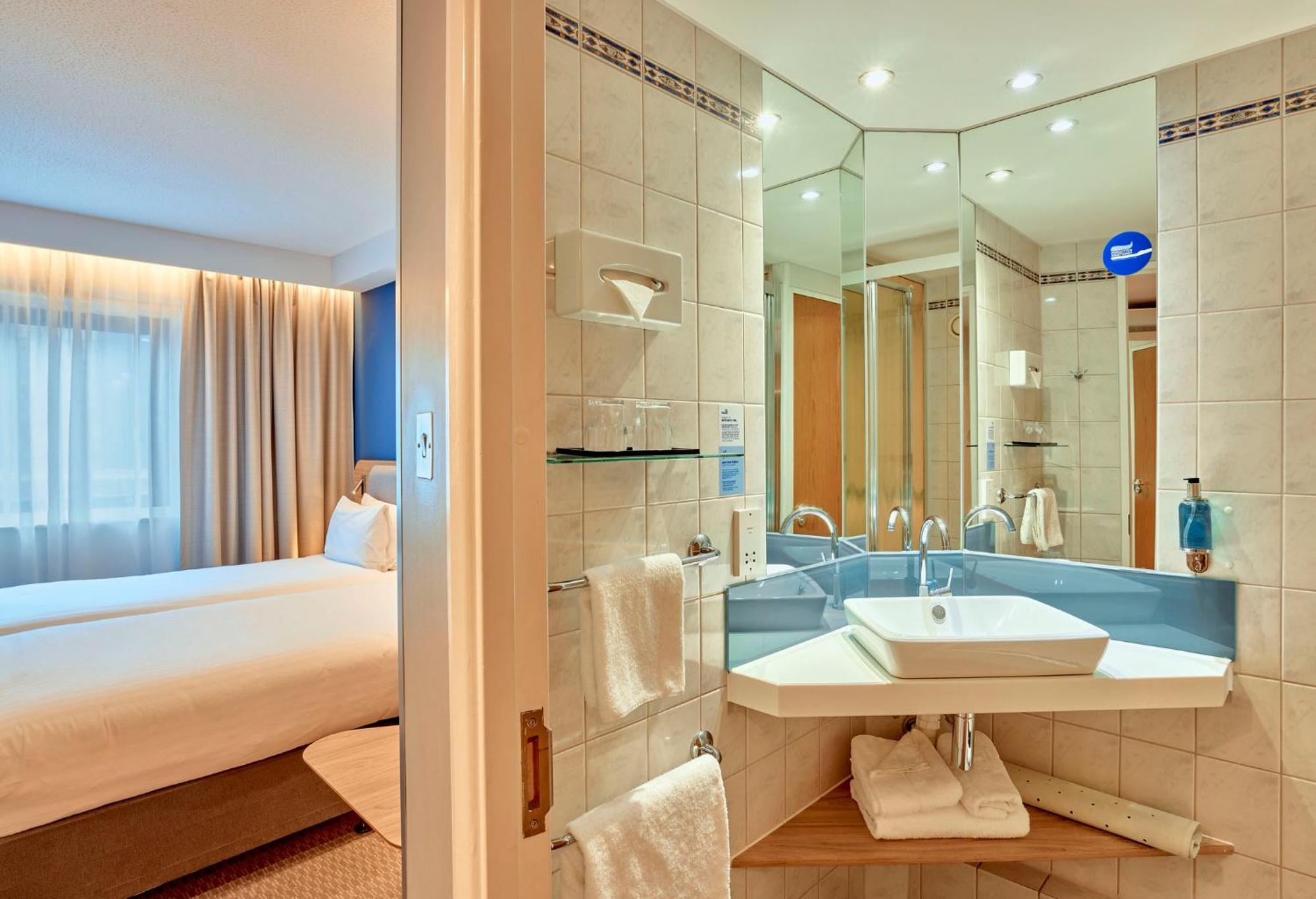 Express Stratford By Ihg Hotel